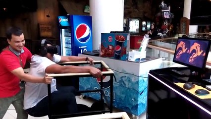 Mif essaye le casque Oculus Rift dans un magasin