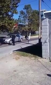 Policiais norte-americanos matam homem negro em cadeira de rodas no meio da rua; veja vídeo