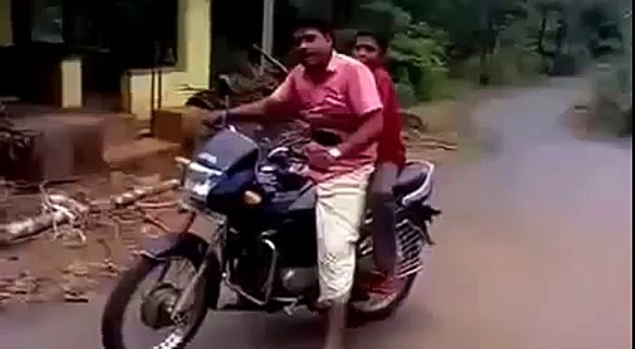 new Super Kocak   Atraksi Lucu GOKIL Kakek STANDING Motor