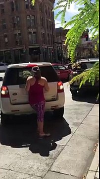 Épico mulher bloqueia uma vaga de estacionamento com o próprio corpo!