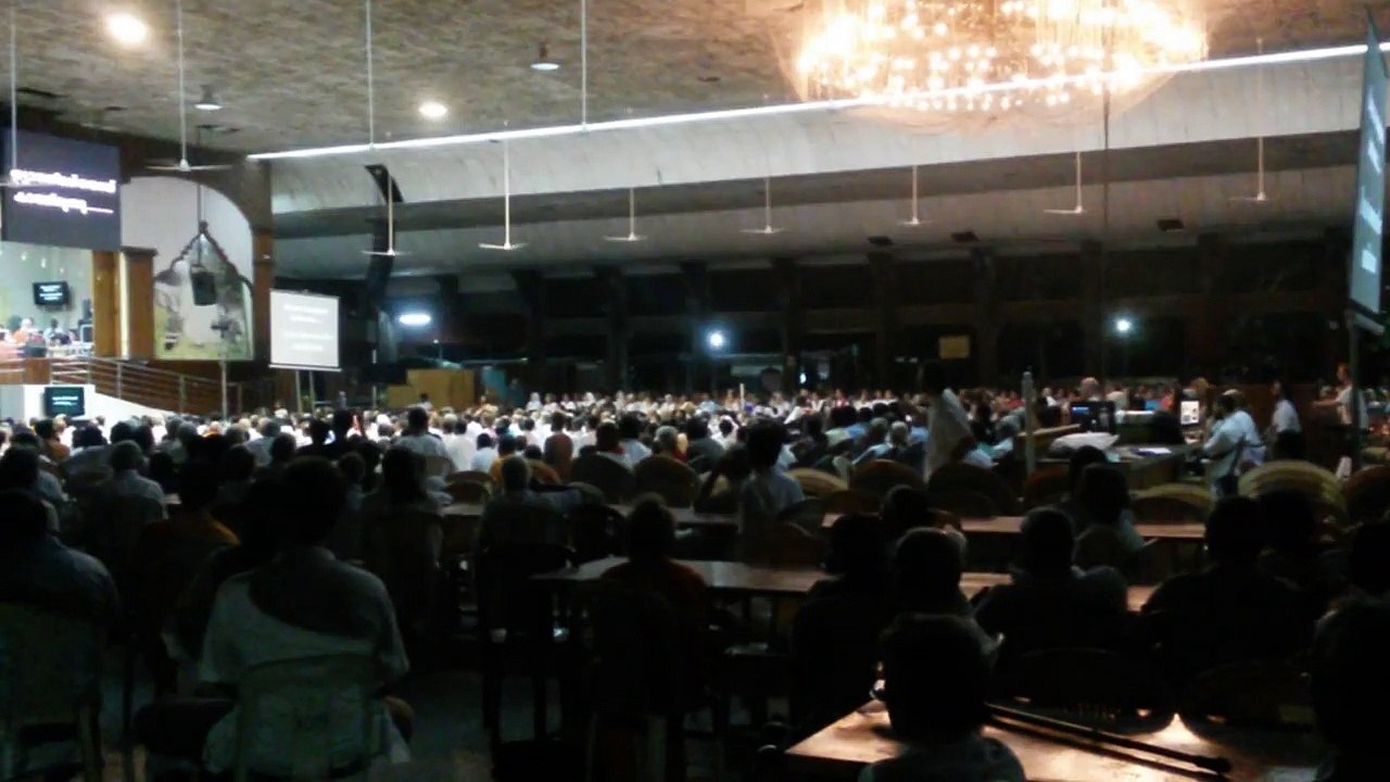 ashram Amma - auditorium - plénière de chants d'adoration avec AMMA sur scène (+ chorale_musiciens)