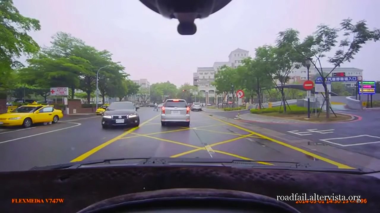 2014最新行车记录仪拍车祸视频集锦 超恐怖 (5)
