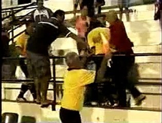 Un arbitre pète un plomb