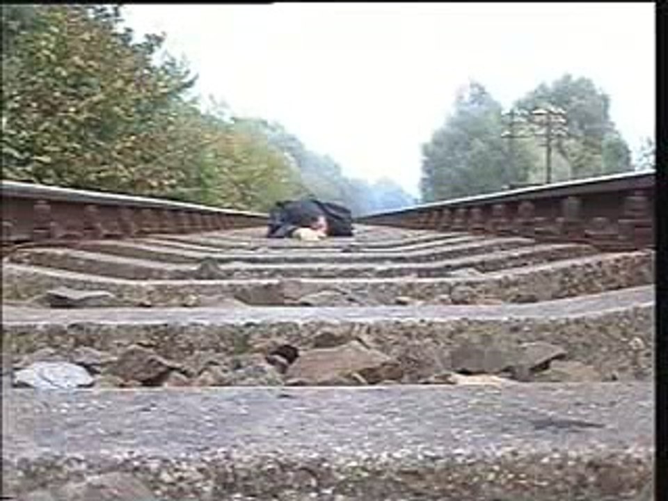 Un homme sous le train !