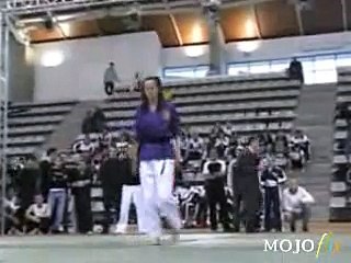 Karaté girl très souple !