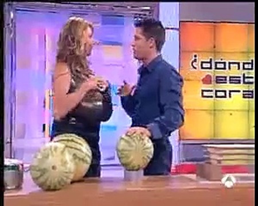 Une Femme écrase des pastèques avec un Sein