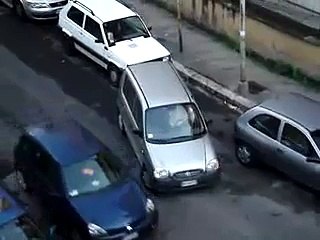 Cette femme va-t-elle arriver à se garer ?