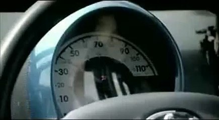 Cascade extrême avec une petite citadine