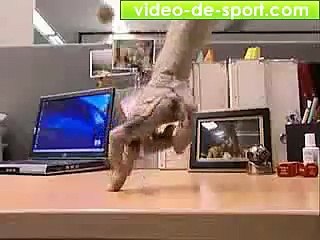 Il joue au foot... avec les doigts !
