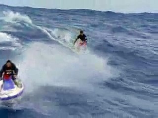 Surfer sur une vague géante