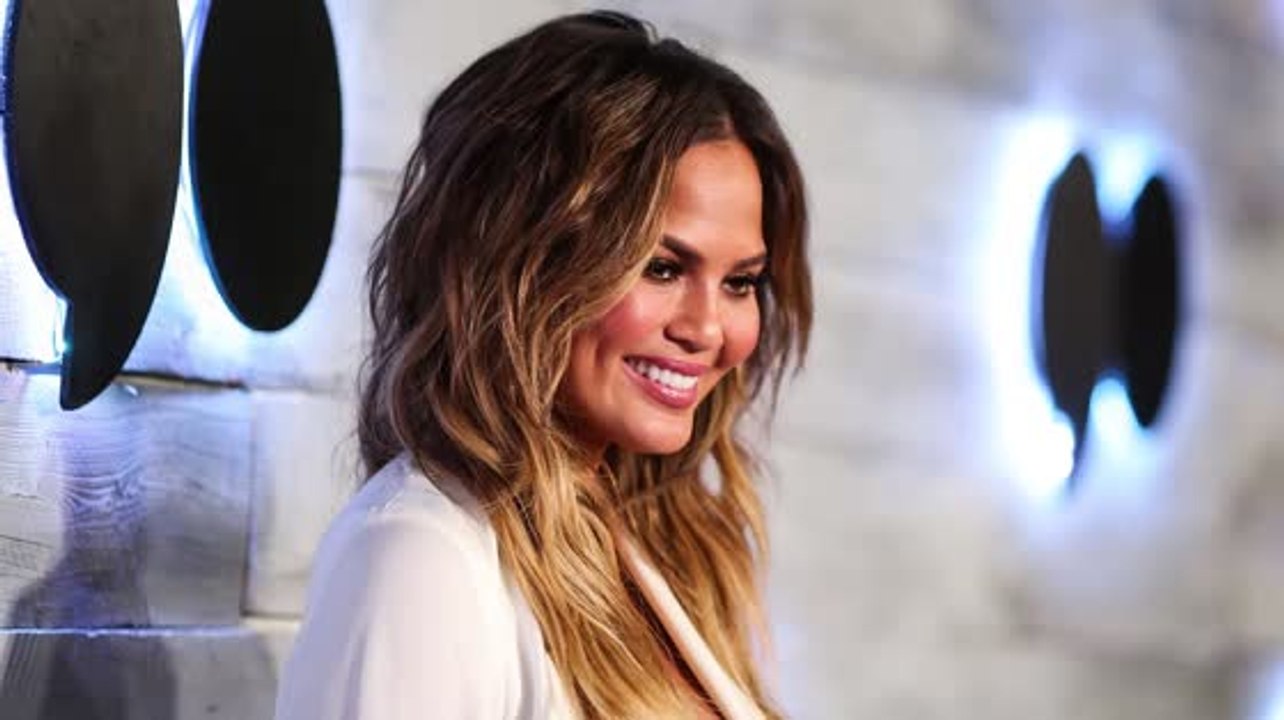 Chrissy Teigen strahlte in Weiß, nachdem sie über ihre Fruchtbarkeitsprobleme sprach