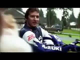 Il promène son chien en moto