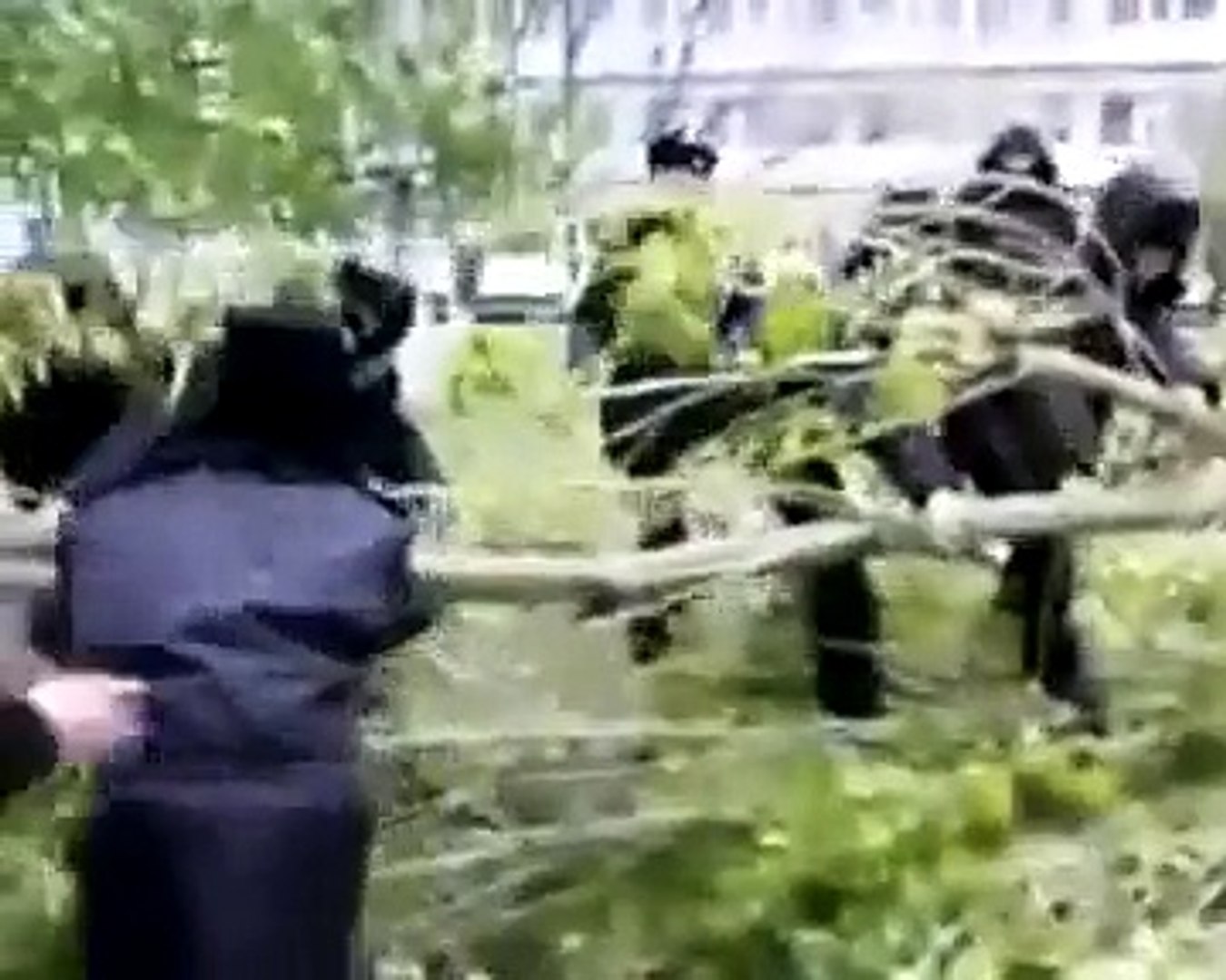 Le policier catapulté !