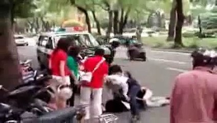 Les secours roulent sur la victime…