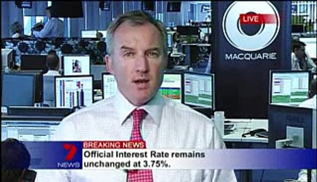 Un employé de banque regarde des photos de femmes nues pendant un direct