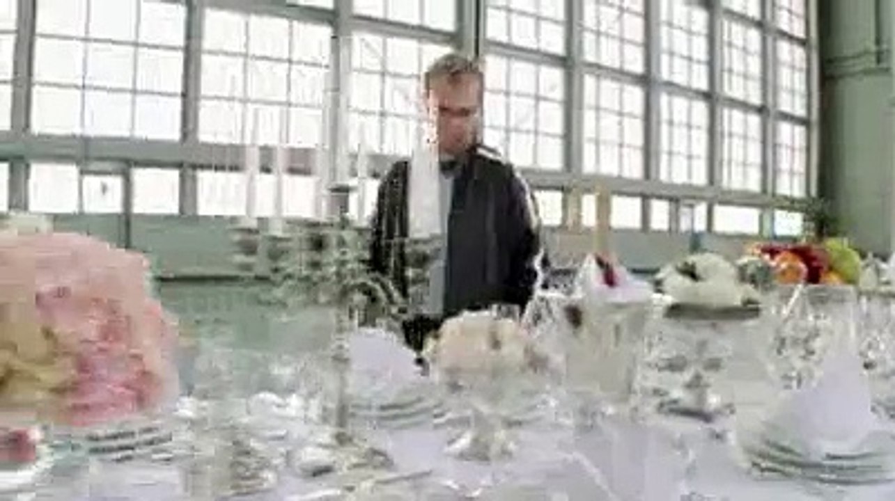 Il enlève une nappe avec une moto !