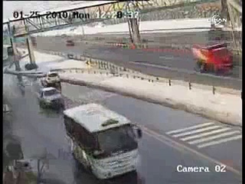 Un camion benne percute un pont !