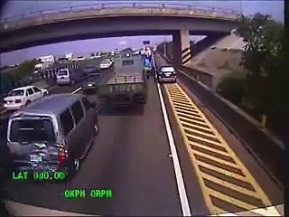 Crash spectaculaire : un bus entre dans plusieurs voitures