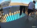 Un jeune homme saut d'un balcon dans la piscine d'un hôtel !