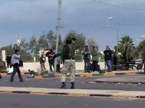 Libye: Kadhafi veut la tête du chef des insurgés, nouveaux raids dans l'Est