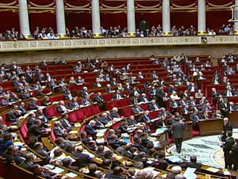 Les pro-Kadhafi reprennent Ras Lanouf, le chef de la diplomatie libyenne fait défection