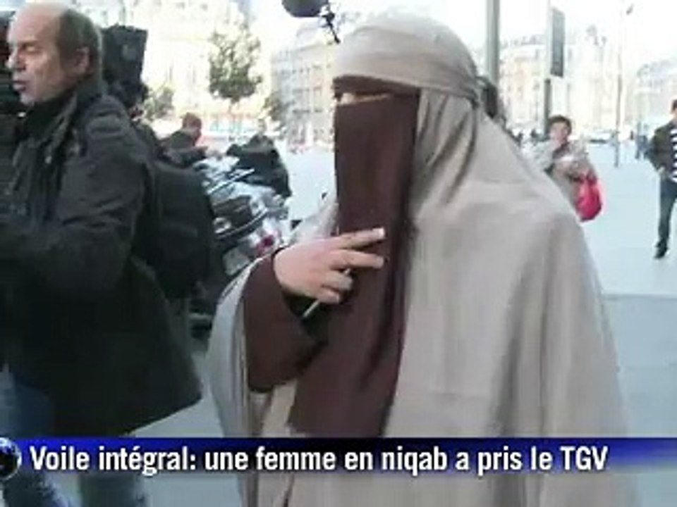 Burqa et niqab désormais bannis de l'espace public en France