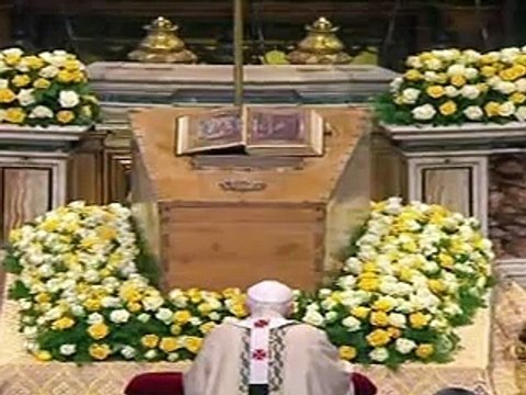 Le pape Jean Paul II proclamé bienheureux devant une foule de fidèles émus