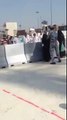 رجل أمن سعودي يعتدي على حاج ويصفعه على وجهه