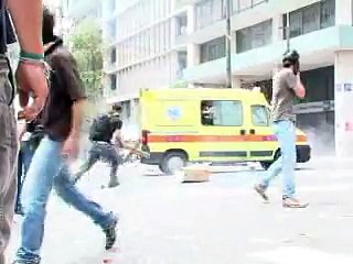 Grèce: la manifestation se poursuit malgré les jets de gaz, Papandreou négocie