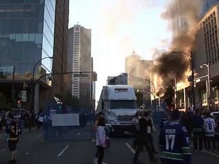 Battu sur la glace, Vancouver mis à feu et à sang par des vandales