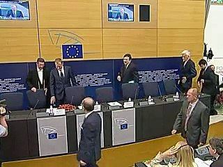 Après la dégradation du Portugal, l'Europe tire à boulets rouges sur les agences de notation