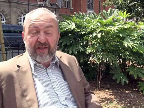 Scandale des écoutes: la reine des tabloïdes démissionne, Murdoch s'excuse