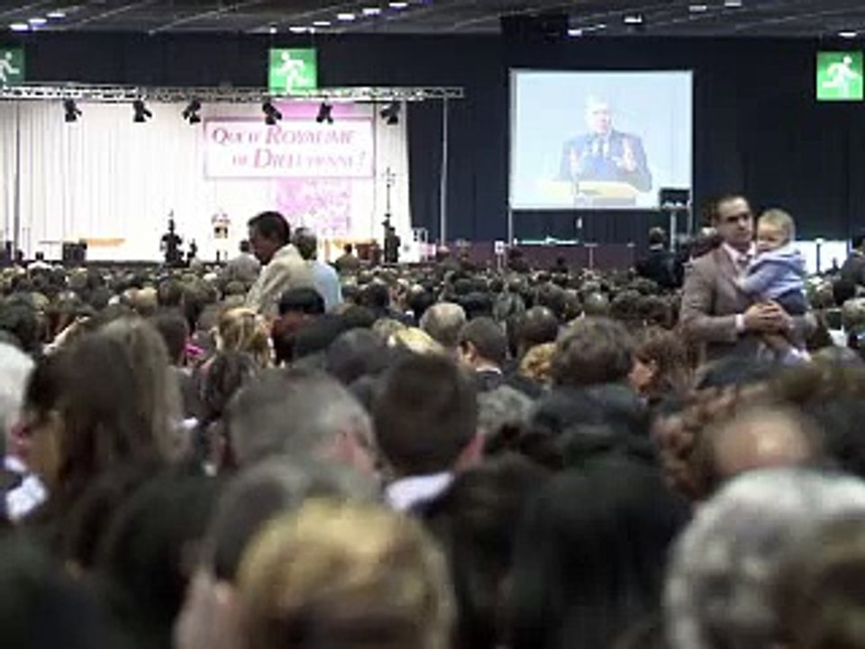 Deux cents Témoins de Jéhovah baptisés sous le signe du "soulagement" à Villepinte