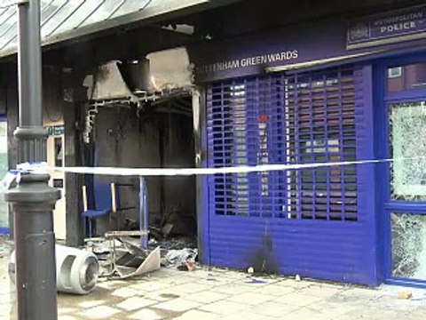 Nouvelles violences à Londres: des centaine d'arrestations, des policiers blessés