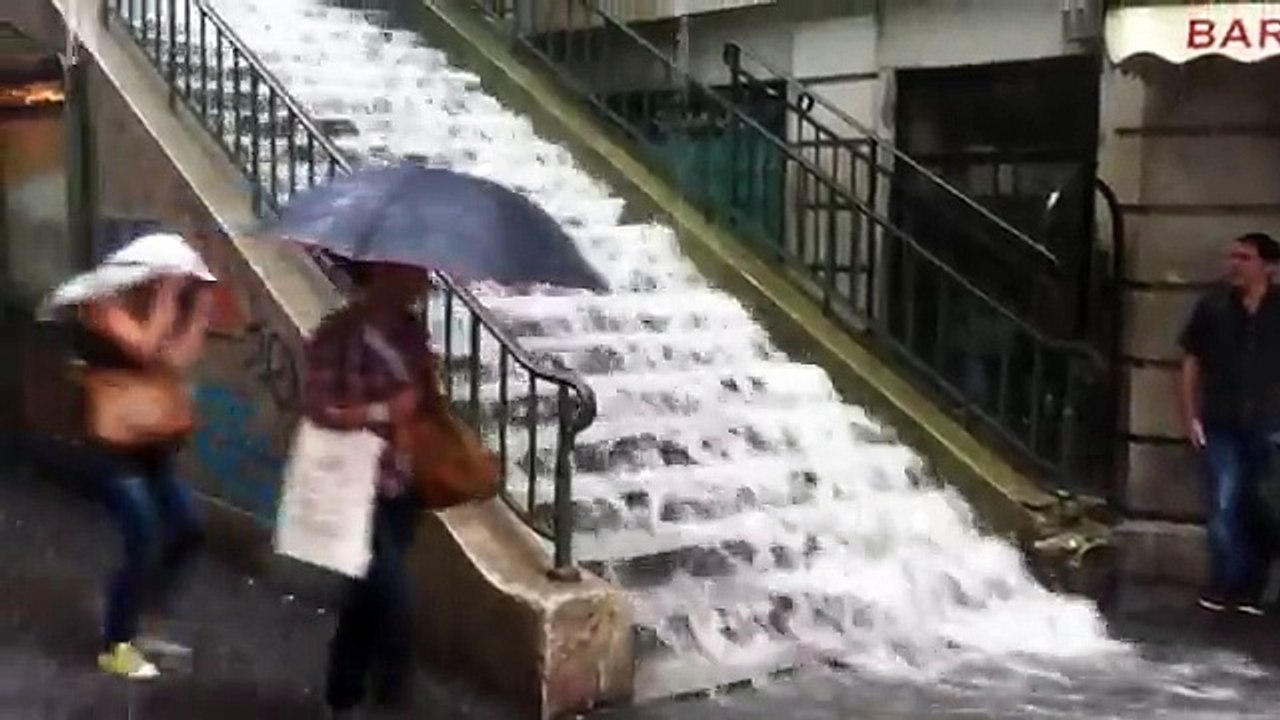 Impressionnantes chutes d'eau au métro Lamarck-Caulaincourt le 5 août 2011