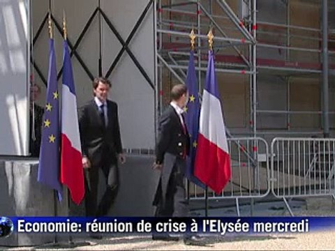 Sarkozy interrompt ses vacances en raison de la crise et promet des mesures sur le déficit