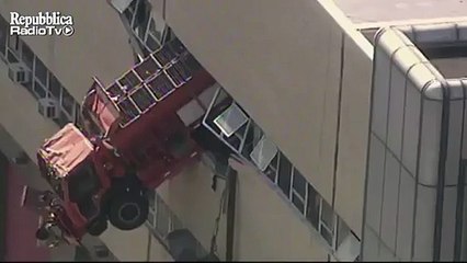 Un camion casse les murs et sort du 3e étage