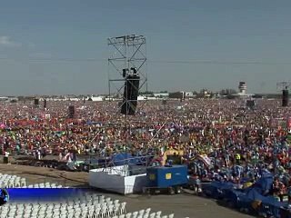 Une foule d'un million de jeunes accueille le pape près de Madrid