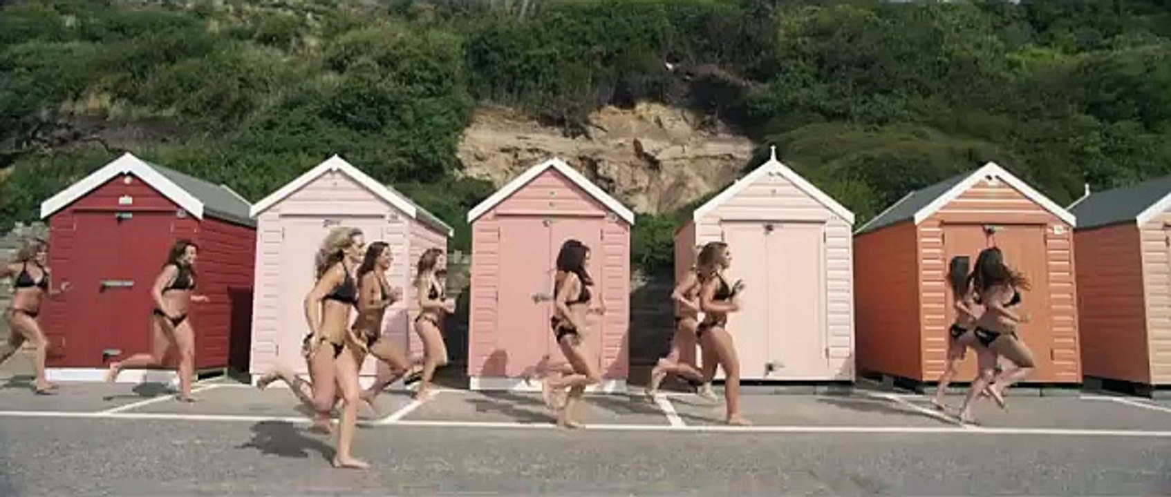 Il prend sa douche avec des centaines de filles