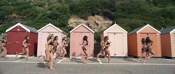 Il prend sa douche avec des centaines de filles