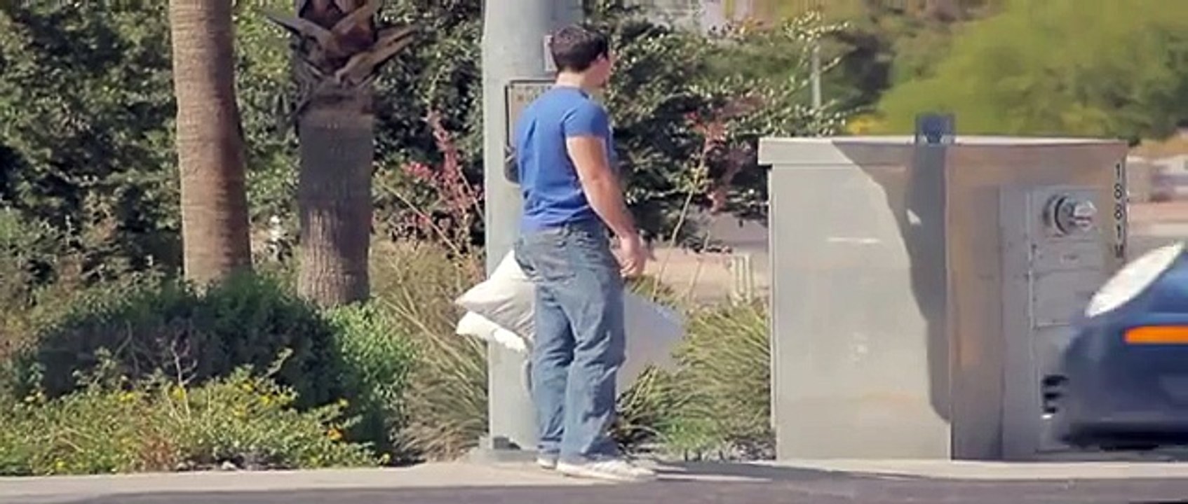 Un homme provoque une bataille de polochons !