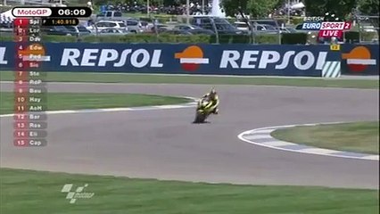 Une moto de course évite une loutre de justesse