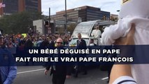 Un bébé déguisé en pape fait rire le vrai pape François