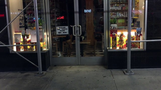 Une souris nargue un chat enfermé... Cruelle la petite bête!!!