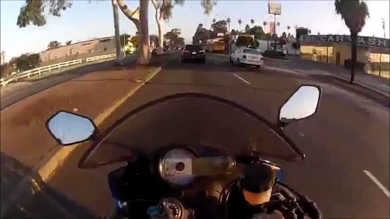 Un Motard fou traverse un Carrefour au Rouge