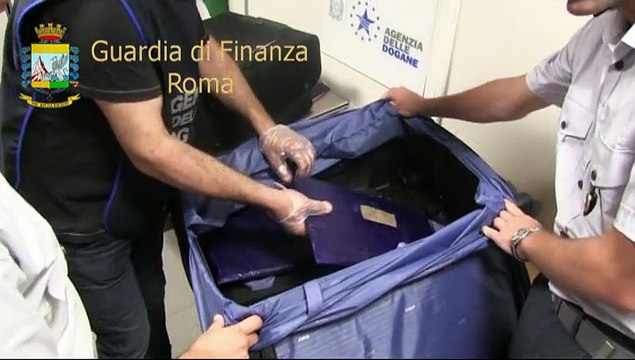 Roma - Intercettati all’aeroporto di fiumicino 50 chili di eroina ed arrestati 11 narcotrafficanti (26.09.15)