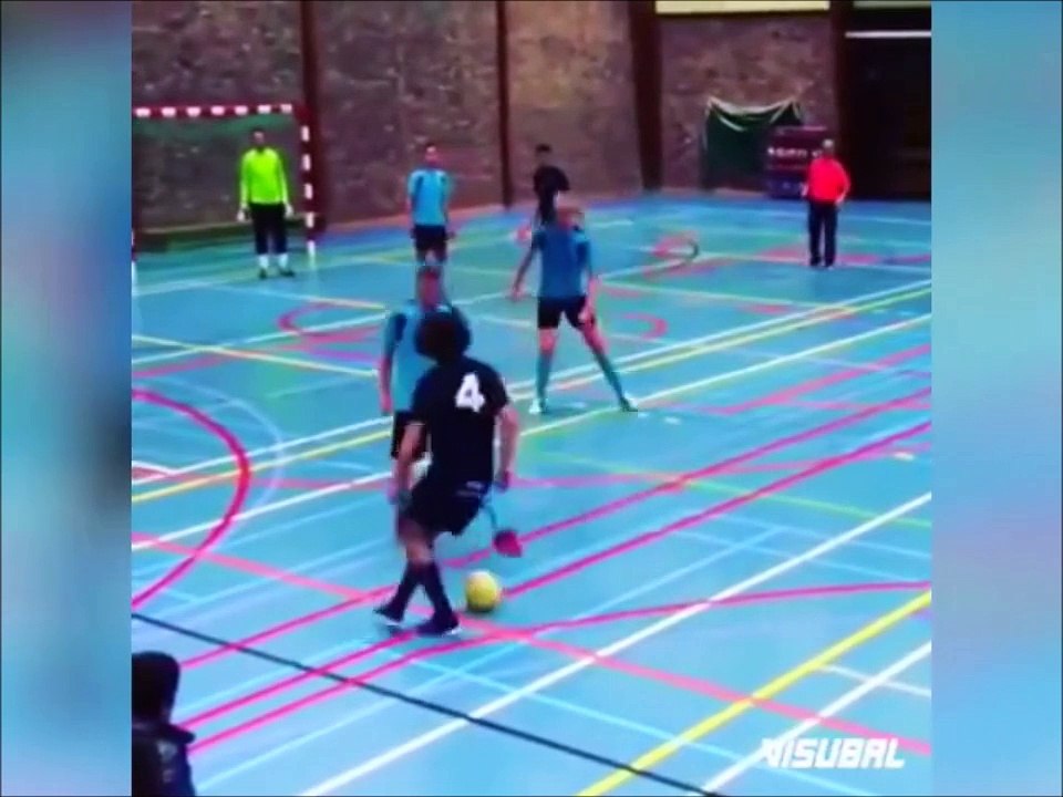 Un joueur de Futsal très talentueux... Tricks énormes