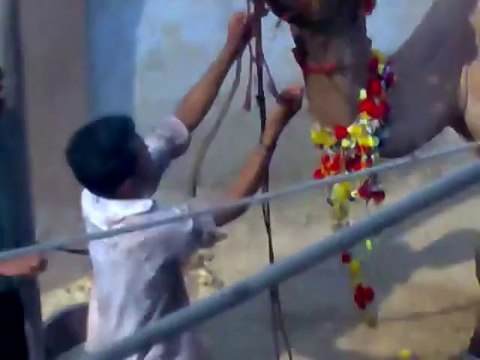 عید کے دن بدترین حادثہ ہوگیا اونٹ کی گردن پر چھری پھری اور وہ آدھی کٹی گردن کے ساتھ بھاگ گیا۔ کئی لوگوں اور گاڑیوں کو نی