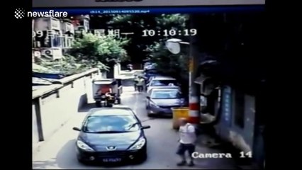 Western man beats up driver who honked horn