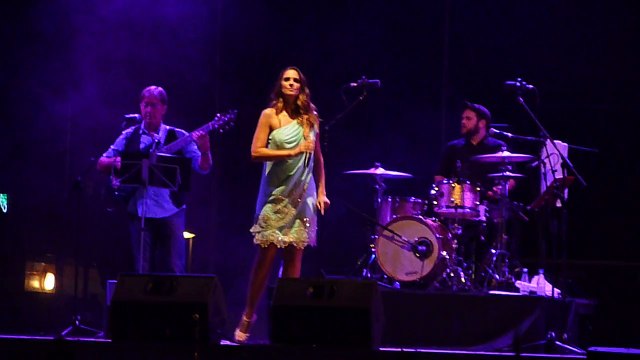 Nuria Fergó: Concierto en Parla, interpreta el tema Volver, volver